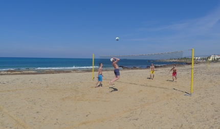 Пляжный волейбол на муниципальном пляже Пафоса